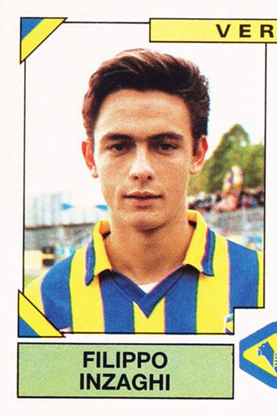 FILIPPO INZAGHI (VERONA) – L’esordio di Filippo Inzaghi sull’album Panini  datato stagione 1993-94, e avviene in Serie B. L’attaccante piacentino  reduce dall’esperienza a Leffe, durante la quale si era fatto le ossa nel calcio calcio professionistico. Nel 1993-94, in maglia giallobl, Inzaghi segna 13 gol, meritandosi la chiamata del Piacenza. Altre 15 reti, nel 1994-95, gli varranno il debutto in A, con il Parma.